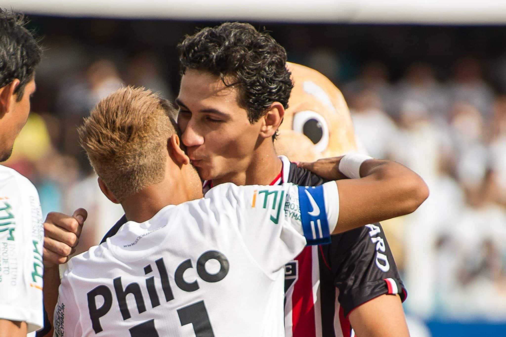 Neymar e Ganso se cumprimentam antes de duelo entre Santos e S&atilde;o Paulo, em 2013
