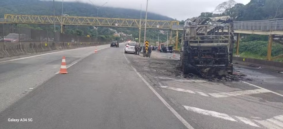 &Ocirc;nibus da torcida do Cruzeiro foi incendiado. Foto: Reprodu&ccedil;&atilde;o / Redes Sociais