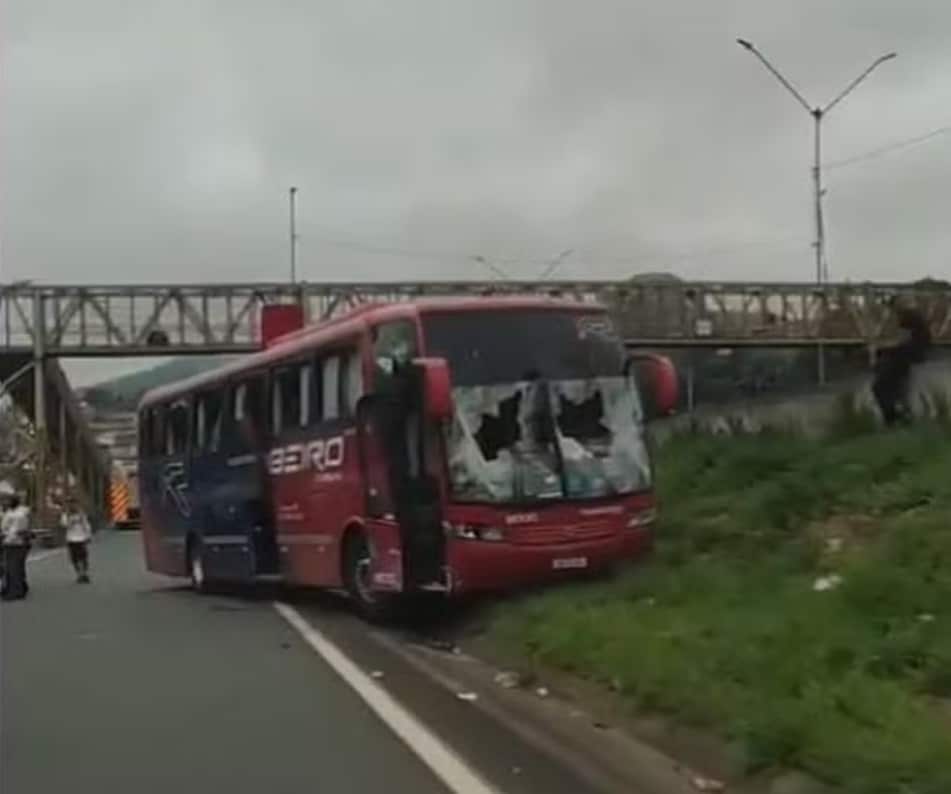 &Ocirc;nibus que levava a torcida do cruzeiro foi apedrejado. Foto: Reprodu&ccedil;&atilde;o / Redes Sociais