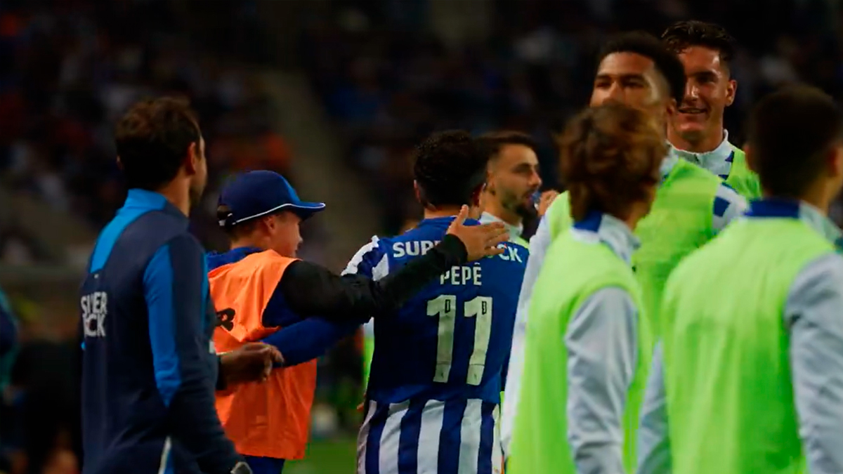 Pep&ecirc;, autor do gol da vit&oacute;ria do Porto, comemora com gandula. Foto: Reprodu&ccedil;&atilde;o/ FC Porto