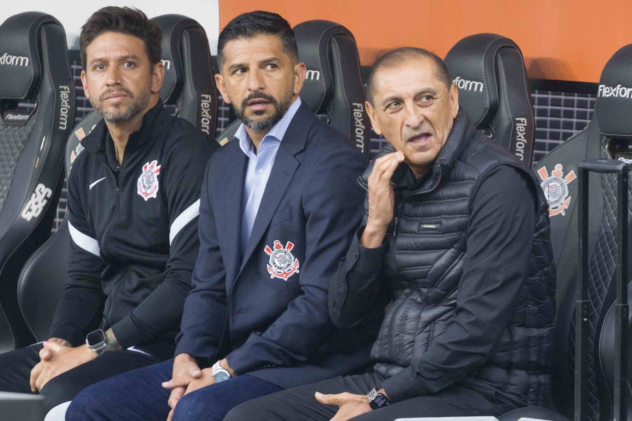 Ram&oacute;n D&iacute;az e comiss&atilde;o t&eacute;cnica do Corinthians na elimina&ccedil;&atilde;o para o Flamengo (Foto: Imago)