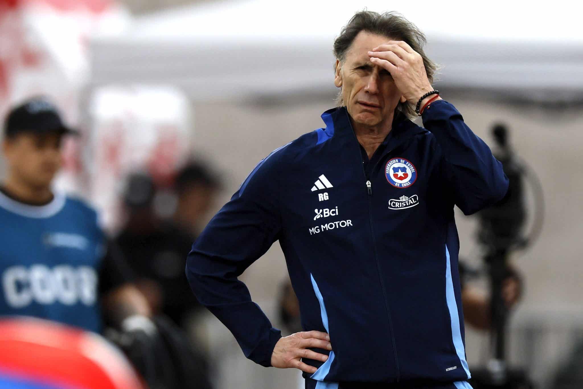 O t&eacute;cnico Ricardo Gareca durante partida da sele&ccedil;&atilde;o chilena