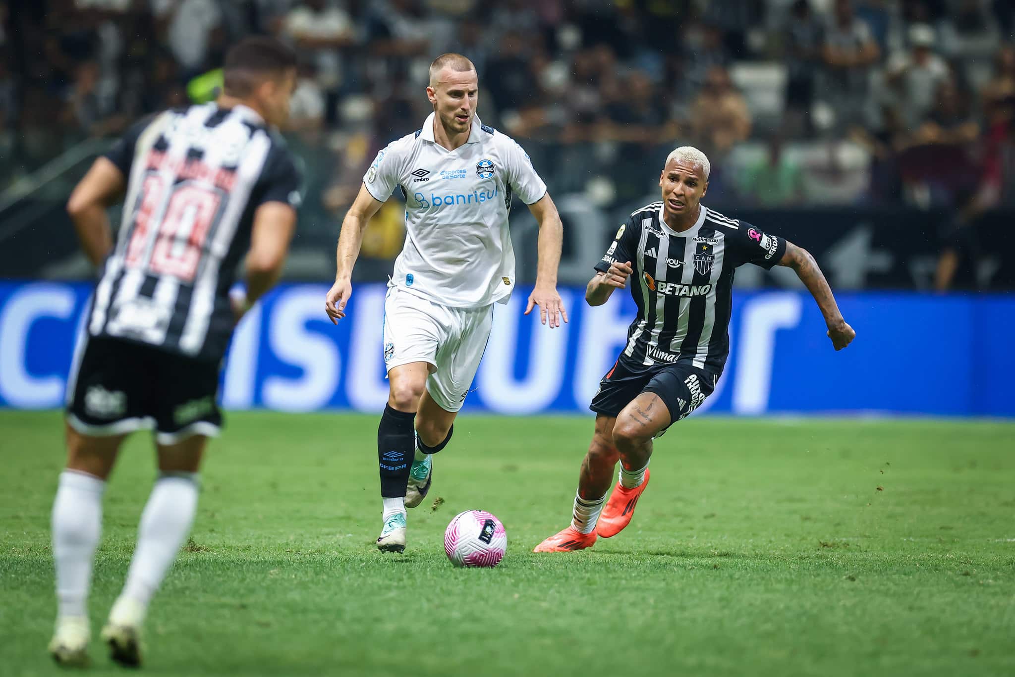 Rodrigo Ely em a&ccedil;&atilde;o contra o Atl&eacute;tico-MG