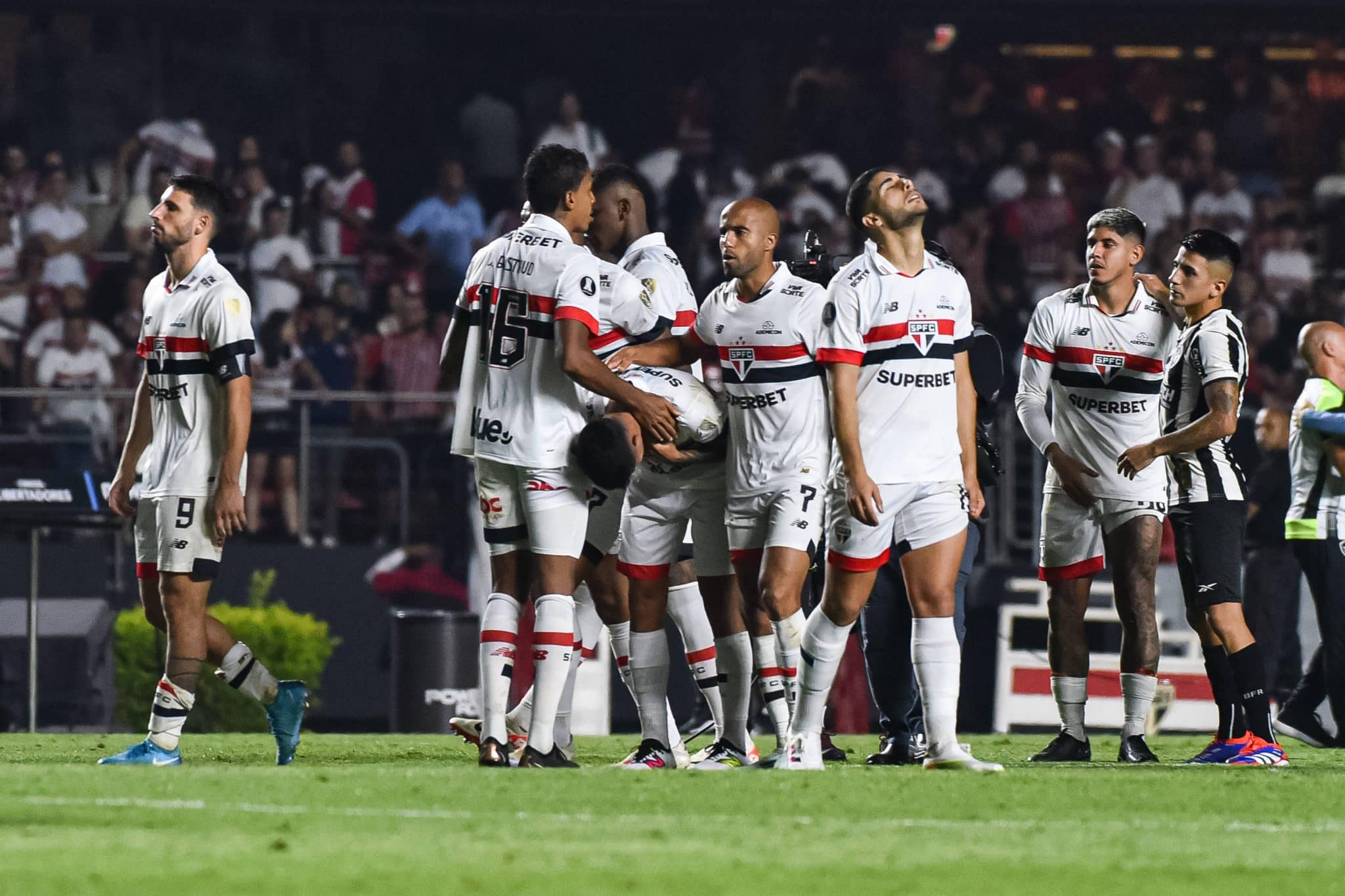 São Paulo x Botafogo SÃO PAULO, SP – 25.09.2024: SÃO PAULO X BOTAFOGO – São Paulo players regret the defeat in the match