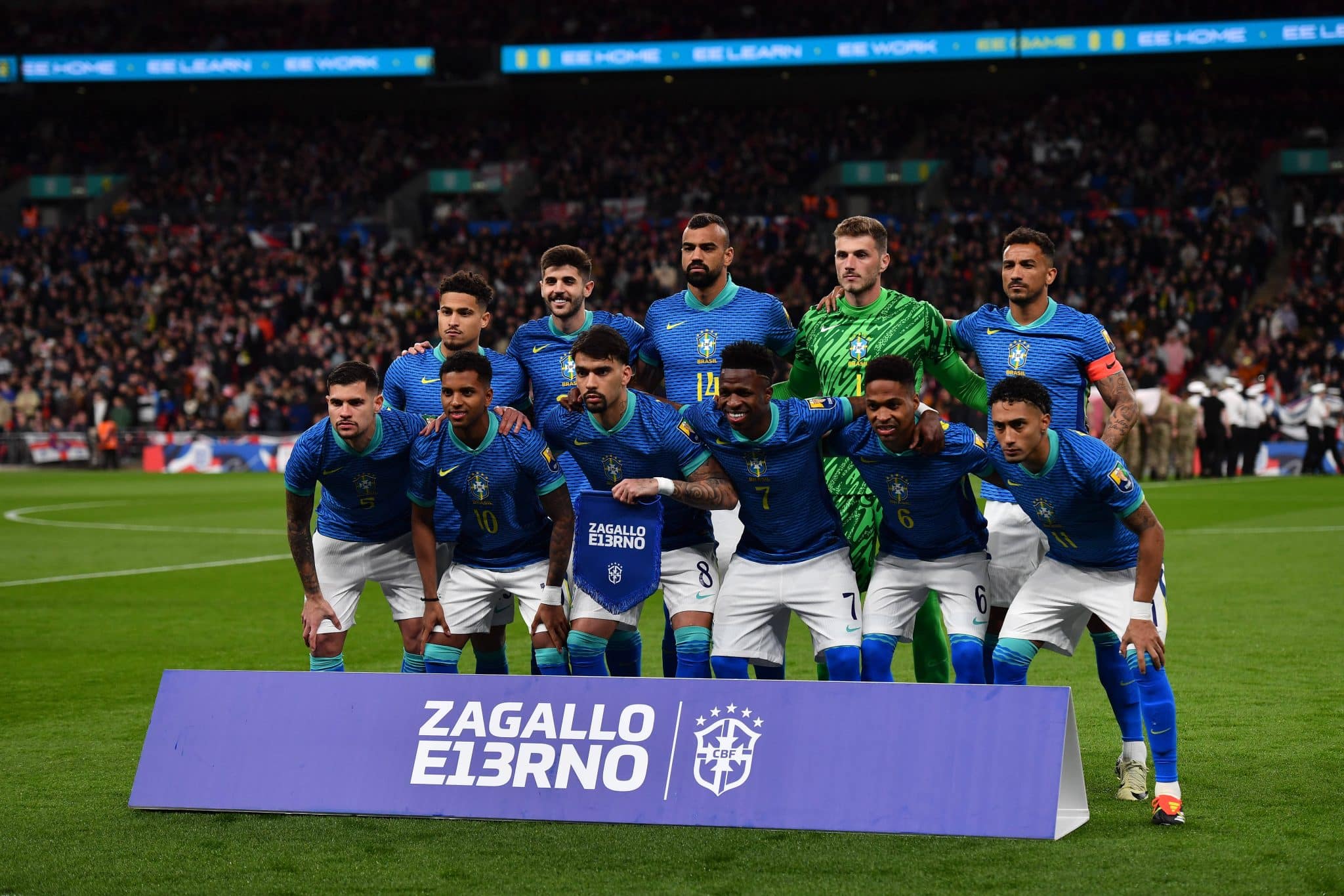 Sele&ccedil;&atilde;o brasileira atual perfilada de uniforme azul
