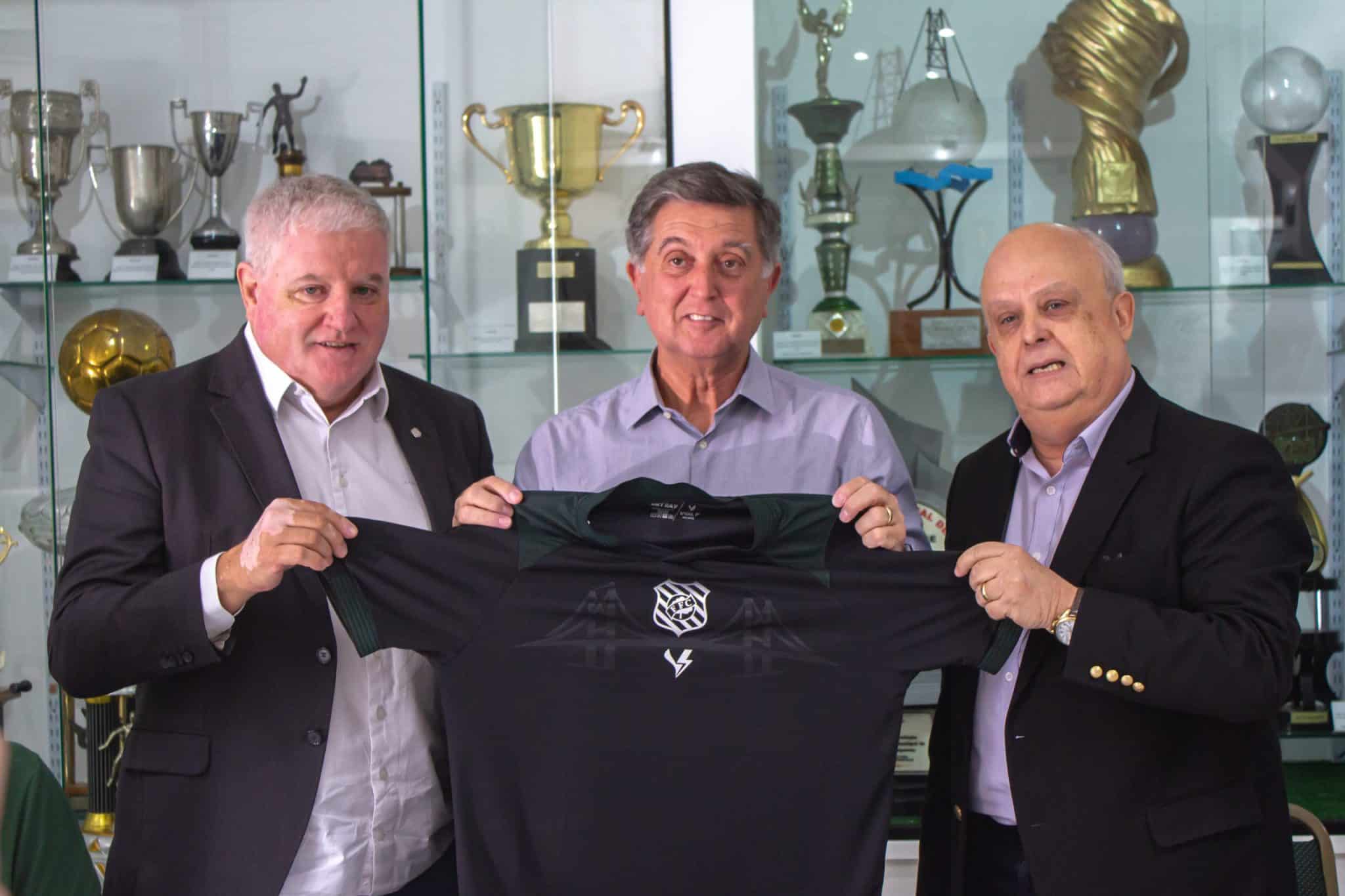 Top&aacute;zio Neto recebendo homenagem do Figueirense
