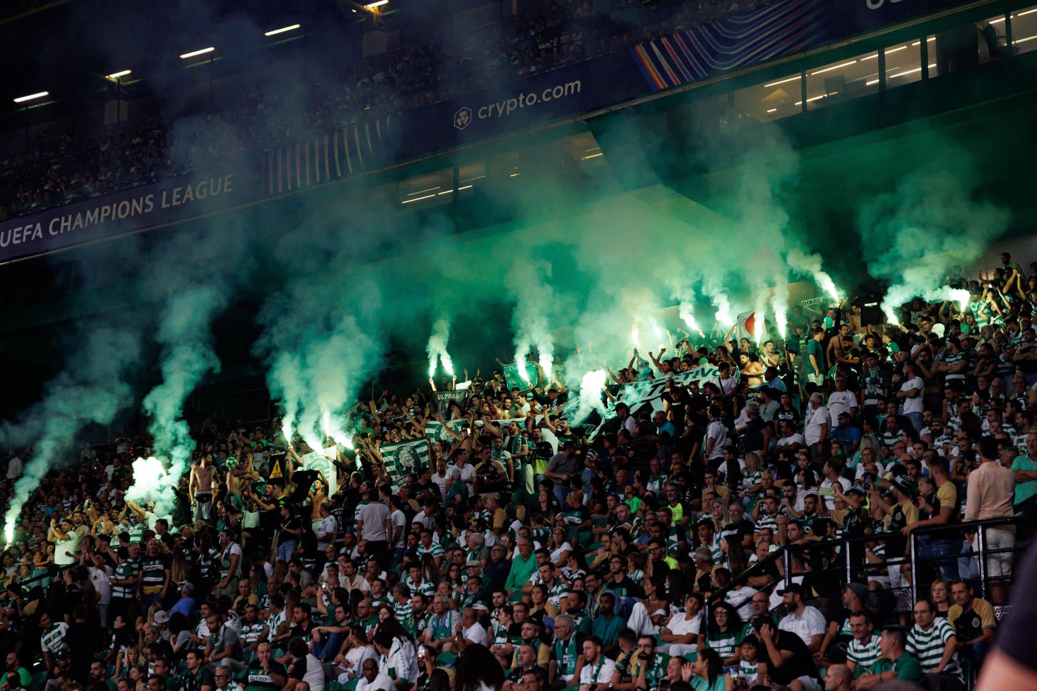 Uefa pune com mais rigor sinalizadores do que nazismo das torcidas de Barcelona e Atl&eacute;tico