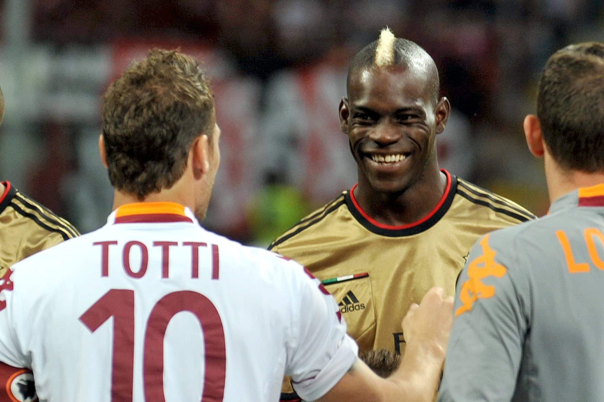Totti e Balotelli se cumprimentam antes de um Milan x Roma, em 2013