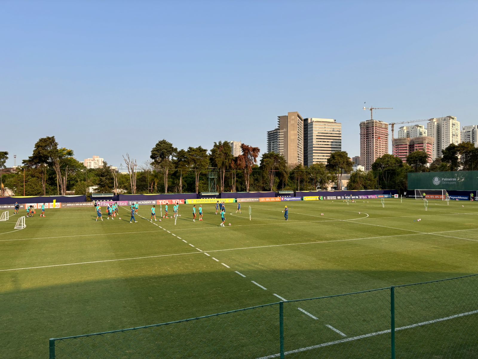 Sele&ccedil;&atilde;o treina na Academia do Futebol