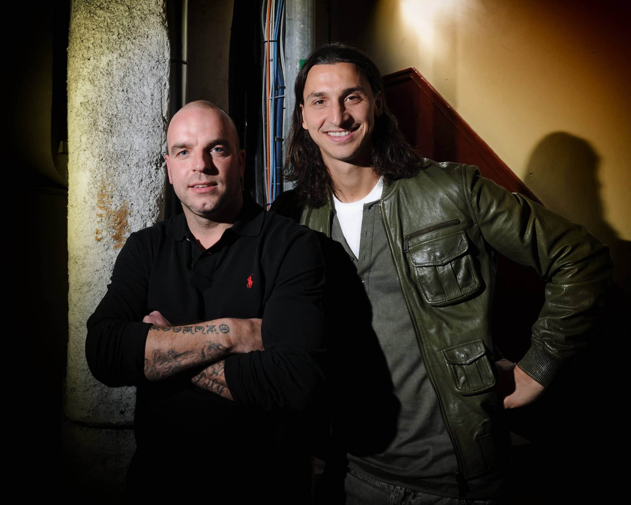 Ibrahimovic e Van der Meyde durante lan&ccedil;amento do livro do ex-jogador holand&ecirc;s 