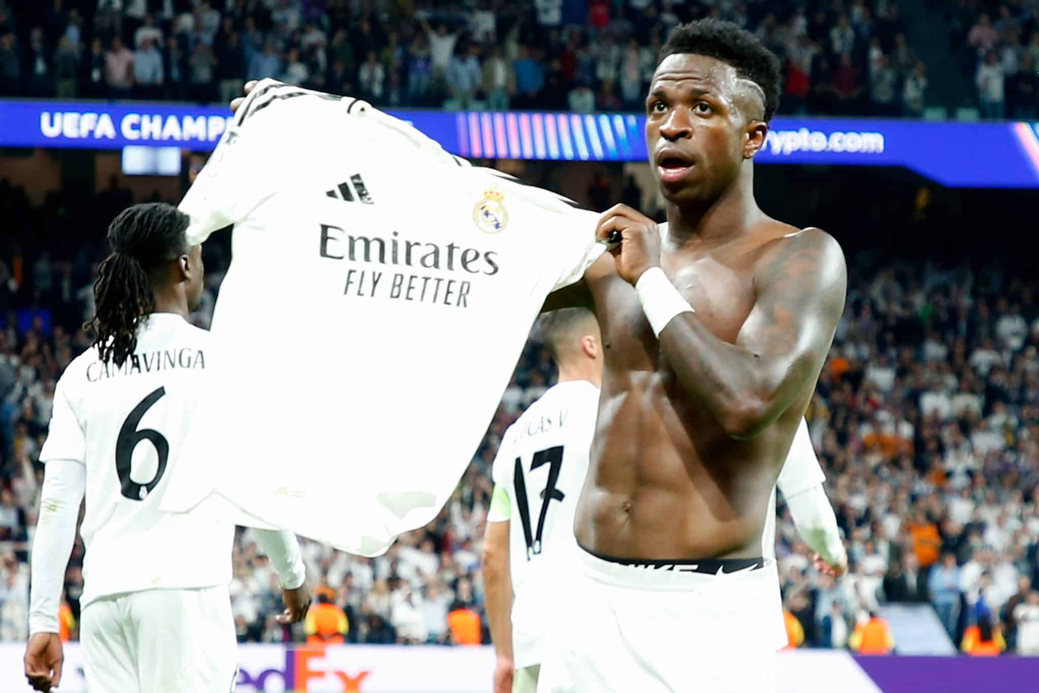 Vin&iacute;cius J&uacute;nior celebra gol pelo Real Madrid 