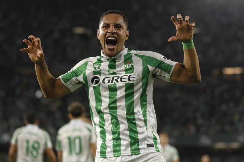 Em crescente no Betis, Vitor Roque marca mais dois e dá recado ao reserva