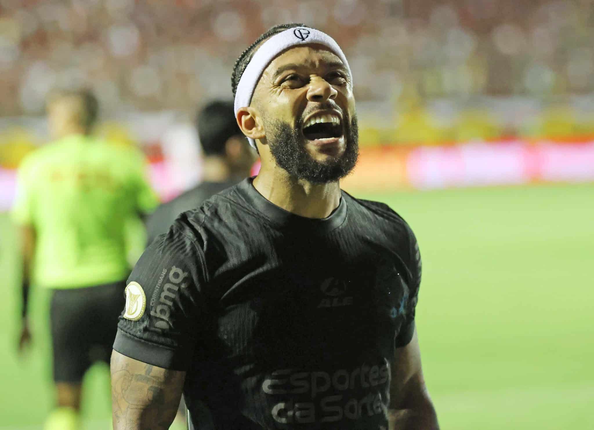 Ap&oacute;s tanto ser salvador, Hugo Souza &eacute; salvo por Memphis e Corinthians mant&eacute;m sonho