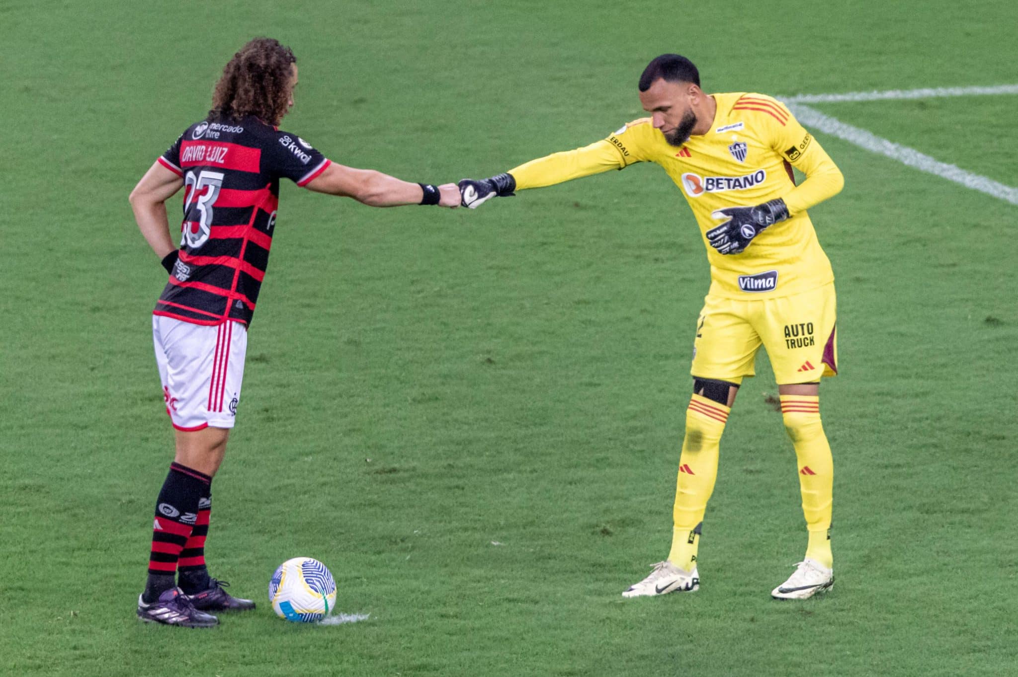 Everson cumprimentou David Luiz antes da batida de p&ecirc;nalti do zagueiro