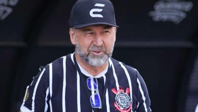 Corinthians: Com confusão e pré-votação, reunião sobre impeachment de Augusto Melo é adiada