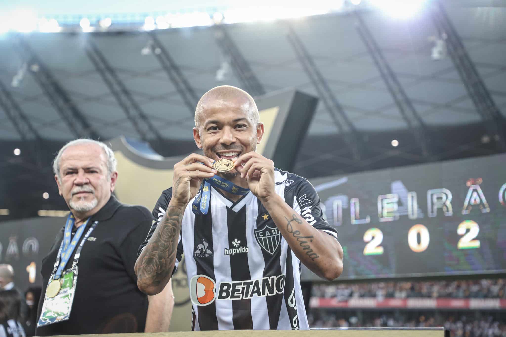 Mariano com a medalha de campe&atilde;o Brasileiro pelo Galo