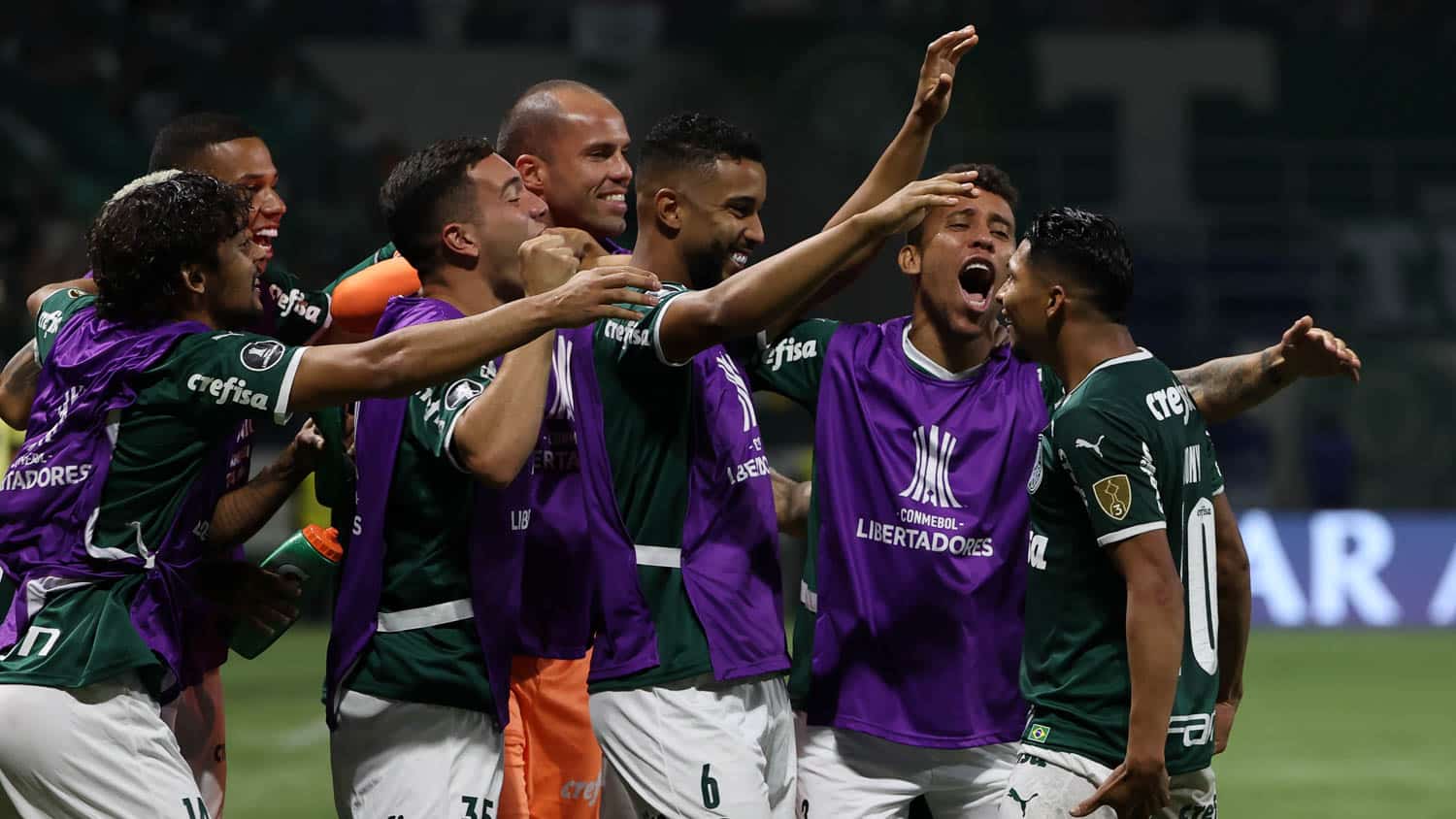 O jogador Rony, da SE Palmeiras, comemora seu gol contra a equipe do C Cerro Porte&ntilde;o, durante partida v&aacute;lida pelas oitavas de final, volta, da Copa Libertadores, na arena Allianz Parque.