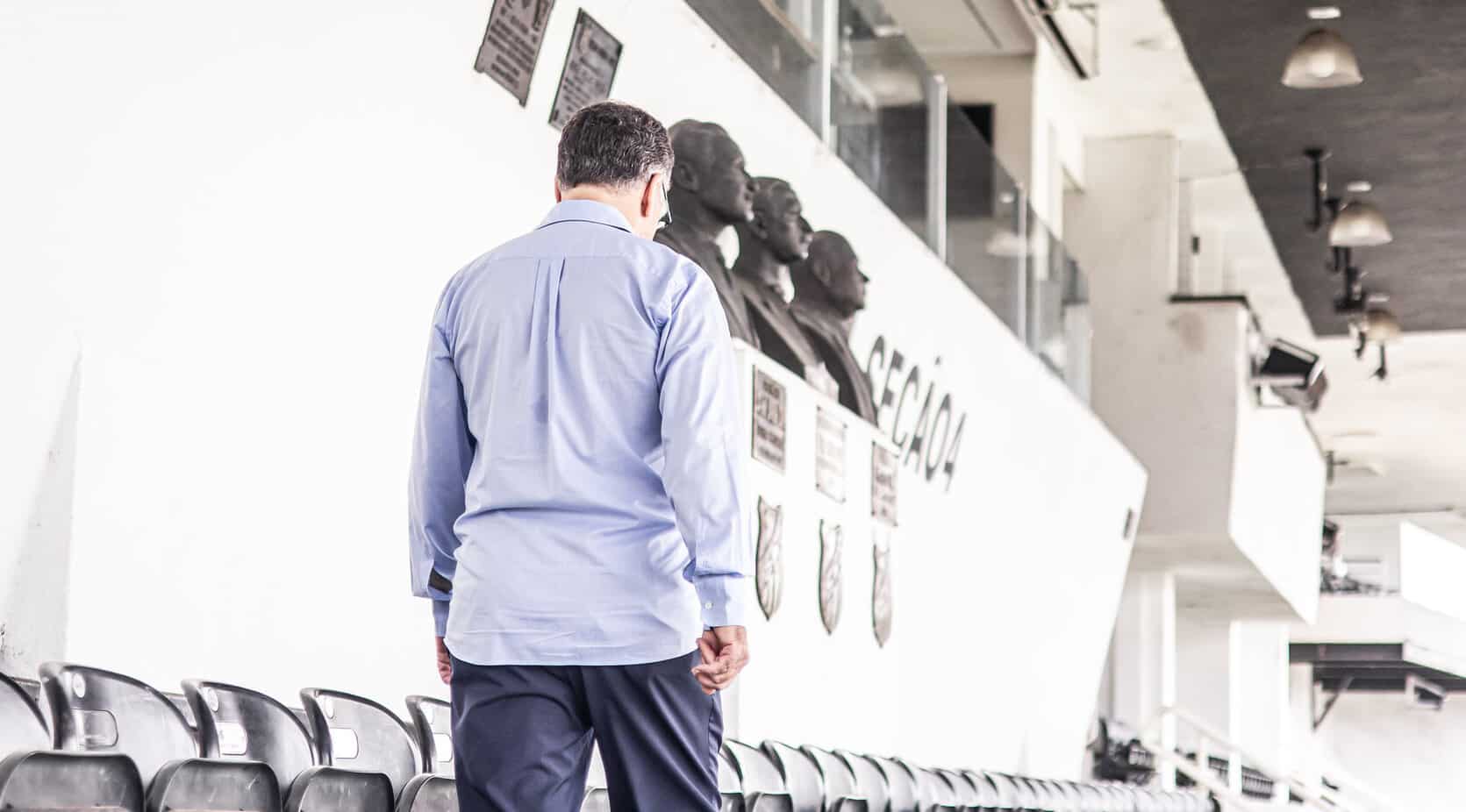 Aliado de presidente do Santos provoca torcedores e inicia confus&atilde;o na Vila Belmiro; v&iacute;deo