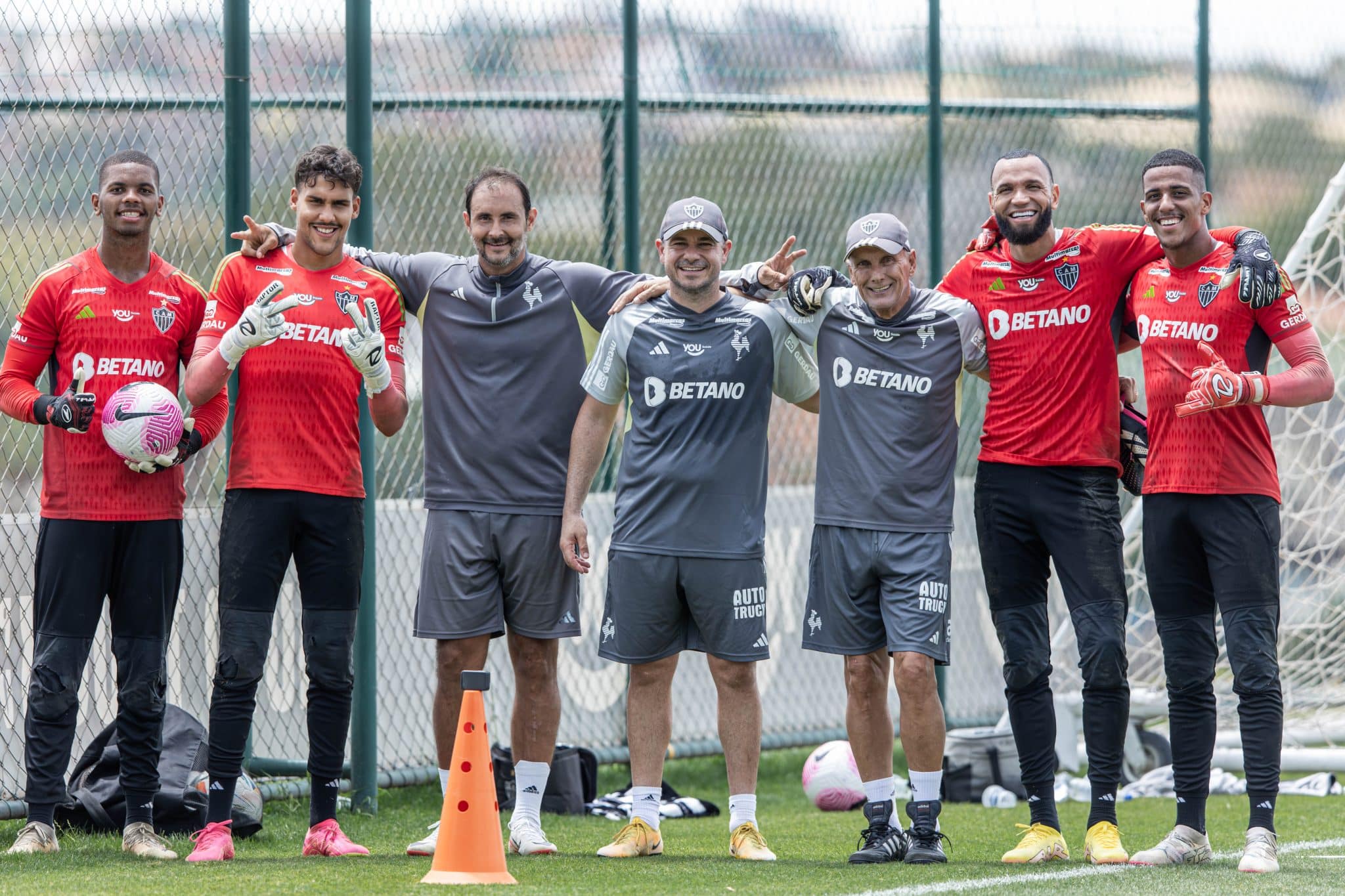 Gabriel Átila e Matheus Mendes à esquerda, os preparados de goleiros no meio, e Everson e Delfim à direita