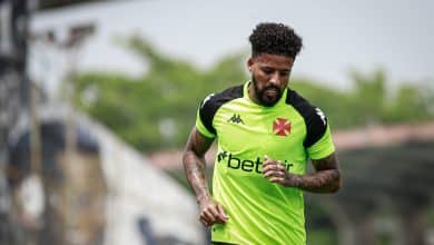 Os planos do Vasco para o retorno do meia Paulinho após quase 10 meses fora
