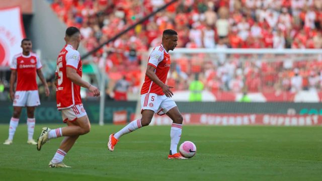 Valeu o risco? Ap&oacute;s retorno antecipado no Gre-Nal, Fernando segue fora do Internacional
