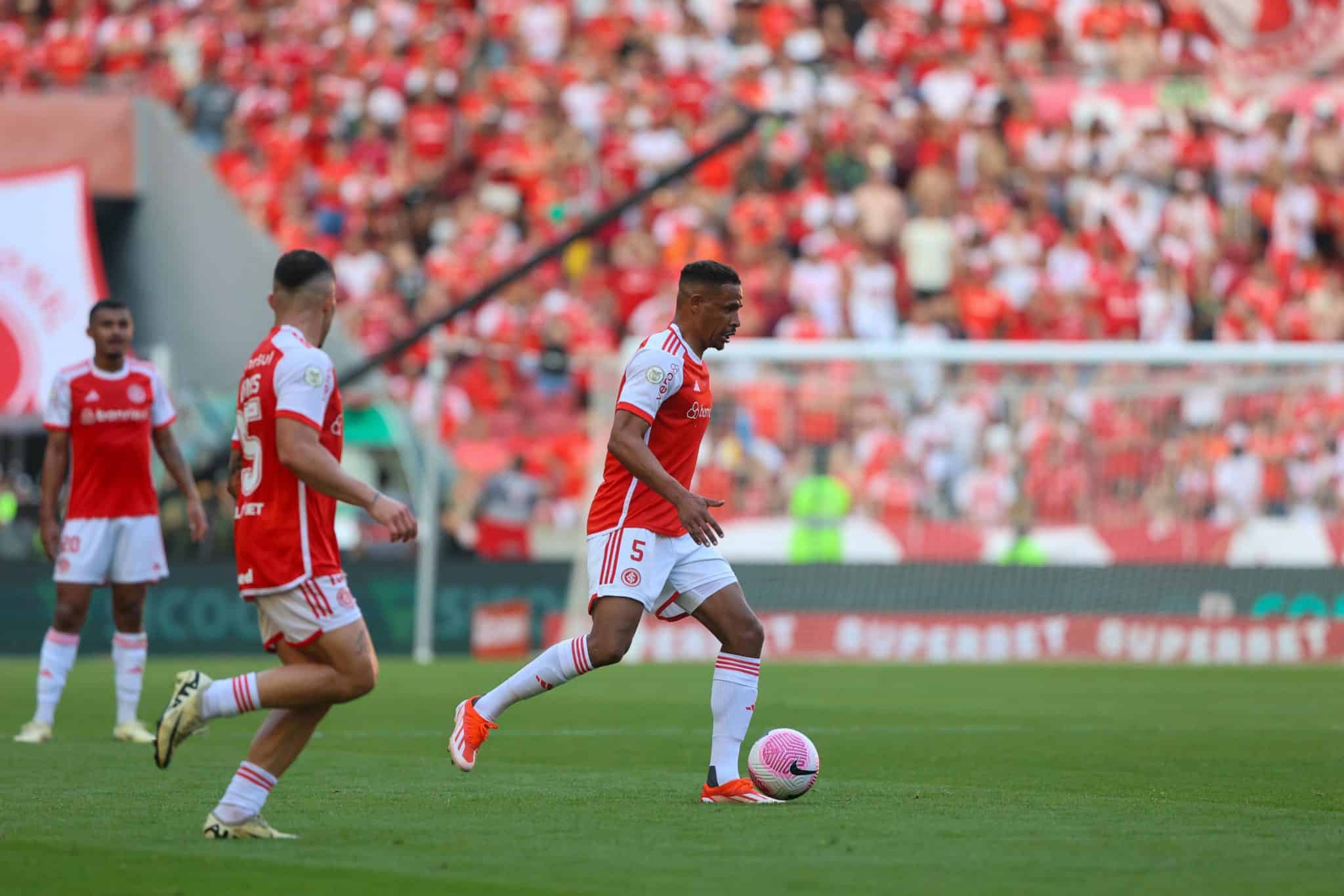 Valeu o risco? Ap&oacute;s retorno antecipado no Gre-Nal, Fernando segue fora do Internacional