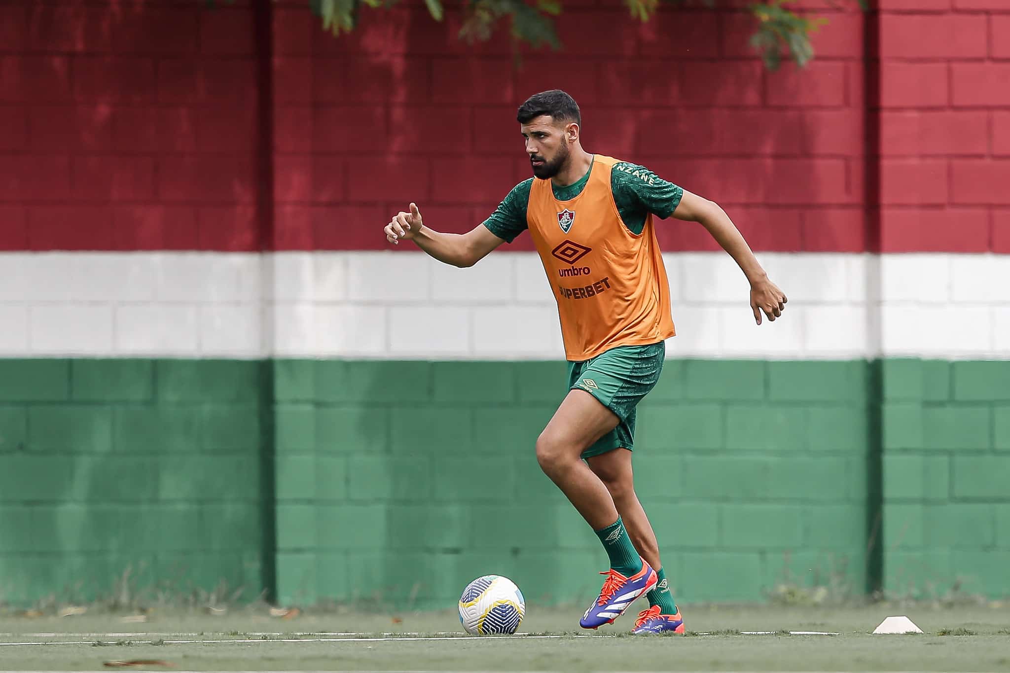 Ign&aacute;cio treina no CT Carlos Castilho: zagueiro do Fluminense voltou a sentir dores no joelho direito, que operou em agosto - Foto: LUCAS MER&Ccedil;ON/FFC