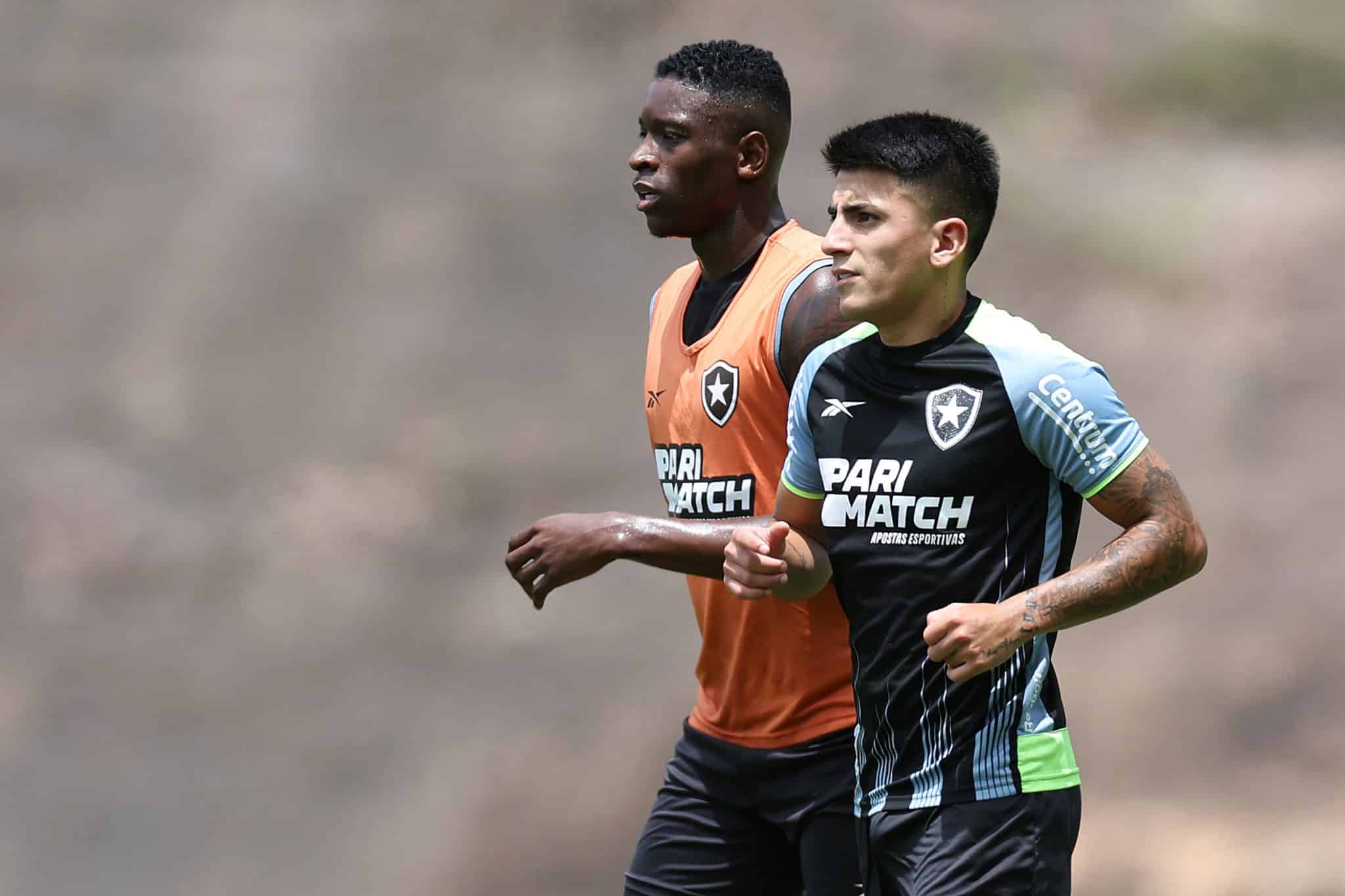 Foto: (V&iacute;tor Silva/Botafogo) - Luiz Henrique e Thiago Almada, do Botafogo