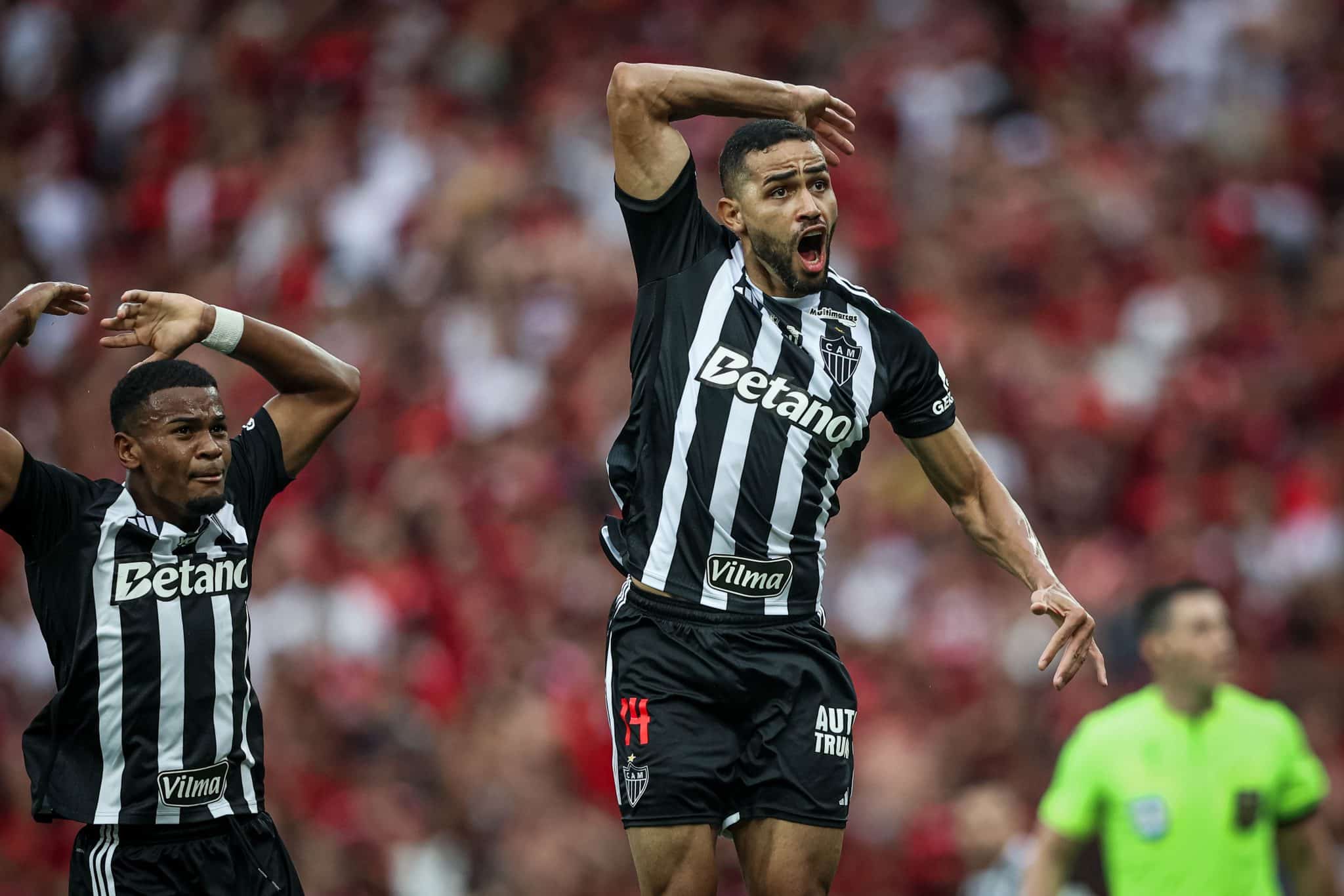 Kardec e Alisson celebram gol do Galo no Maracanã