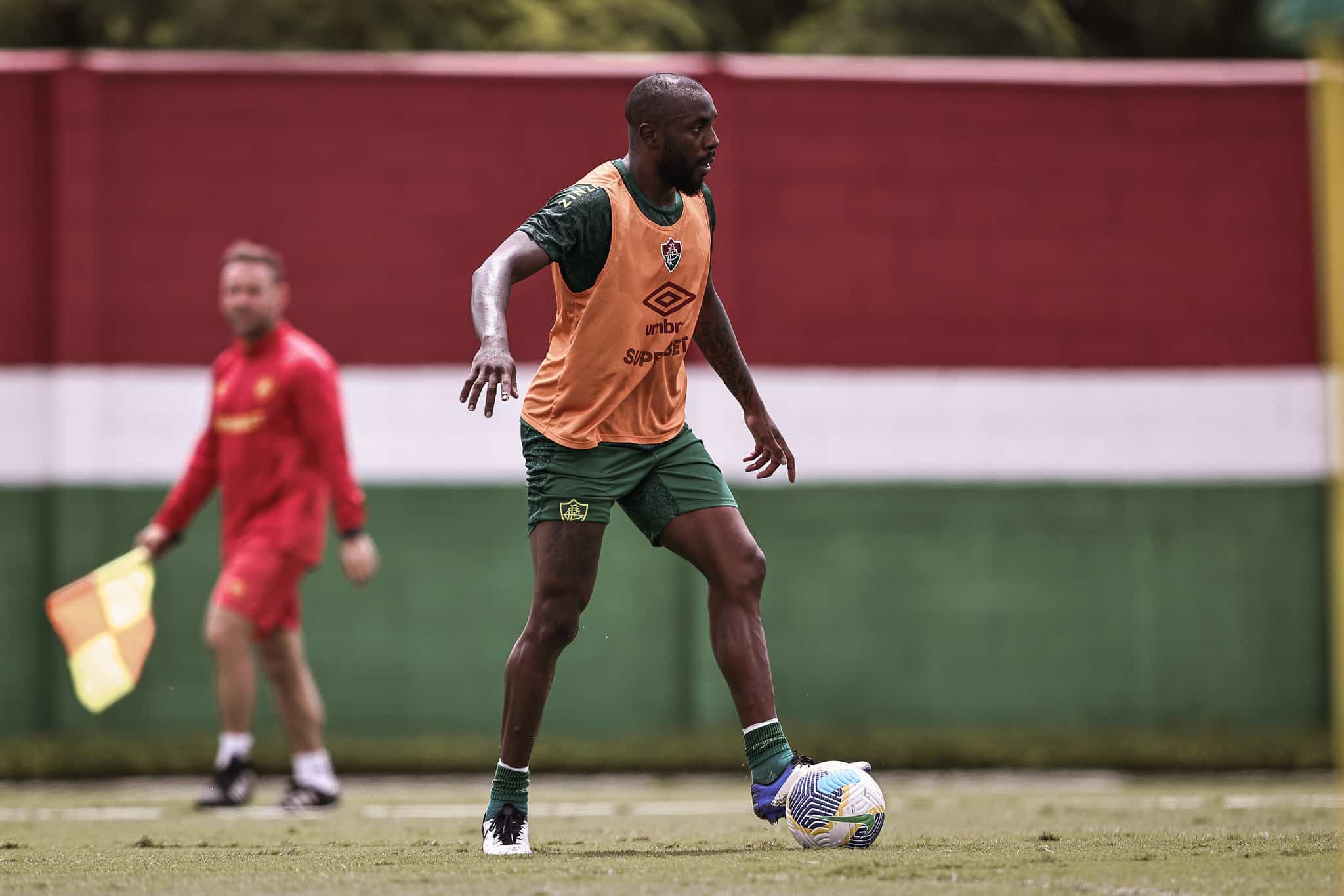 Manoel em treino no CT Carlos Castilho: zagueiro seria preservado por Mano Menezes, mas pode ser titular contra o Internacional - Foto: MARCELO GON&Ccedil;ALVES/FFC