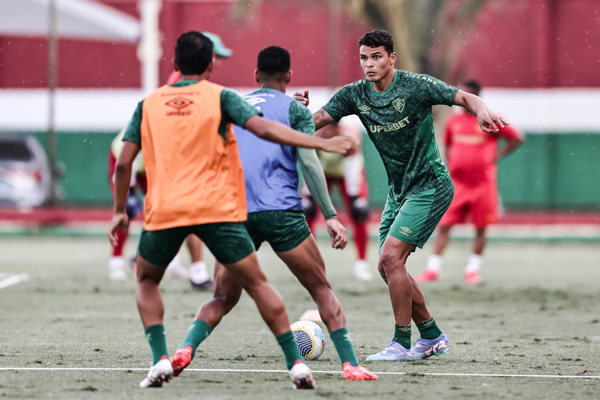 Thiago Silva na volta do Fluminense aos treinos: zagueiro &eacute; um dos tr&ecirc;s pendurados no Brasileir&atilde;o - Foto: Lucas Mer&ccedil;on/FFC