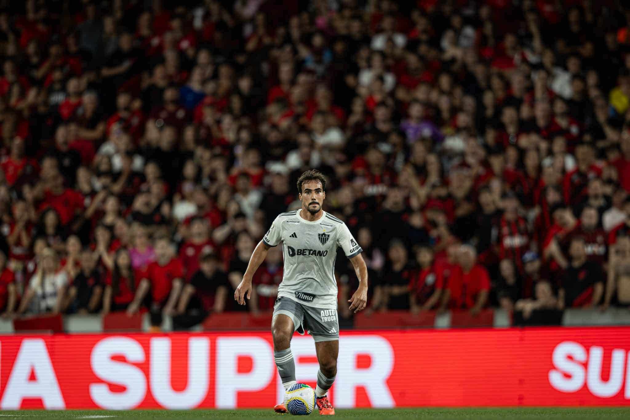 Igor Gomes &eacute; uma das op&ccedil;&otilde;es de meio do Atl&eacute;tico