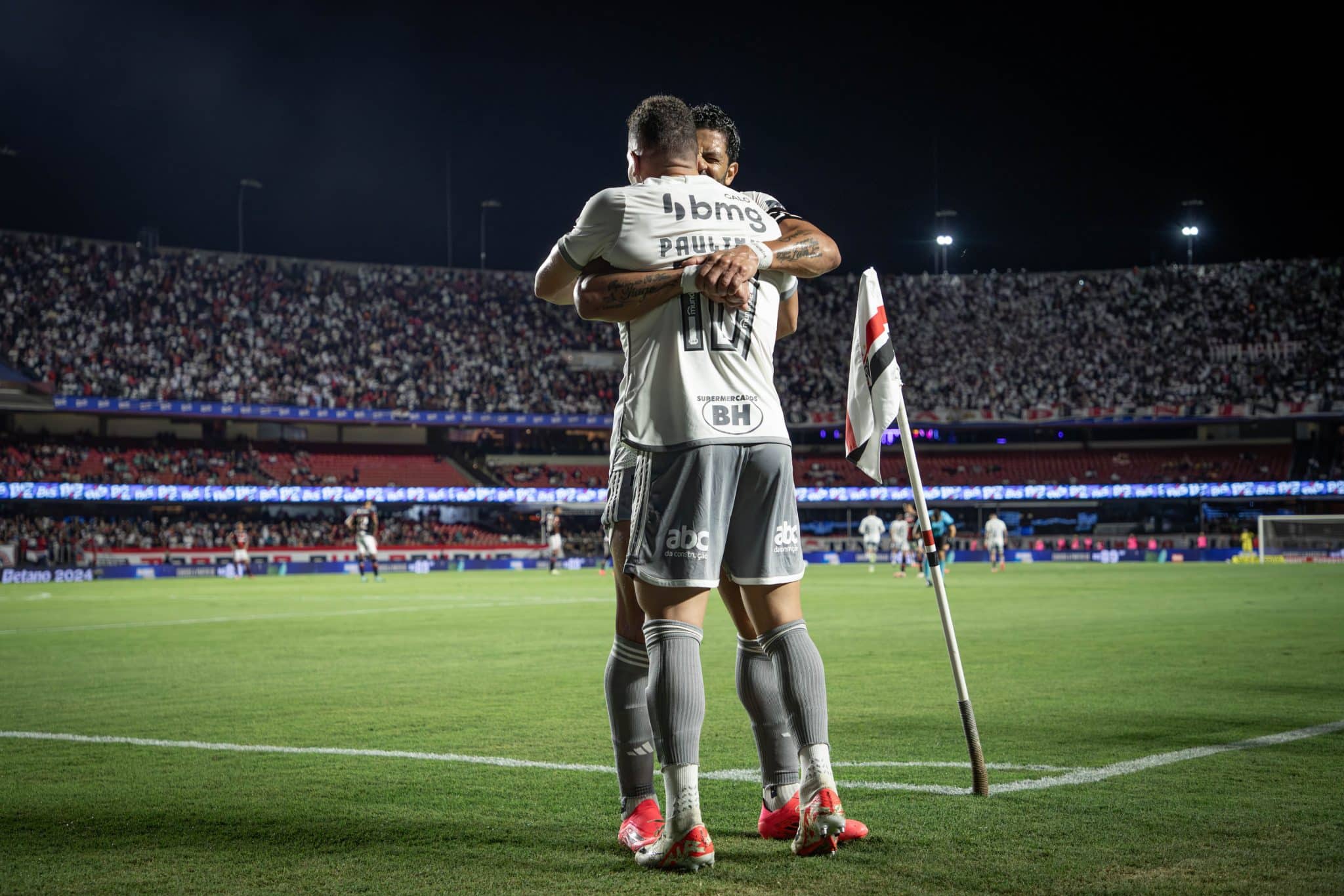 Hulk celebra gol de Paulinho pelo Galo 