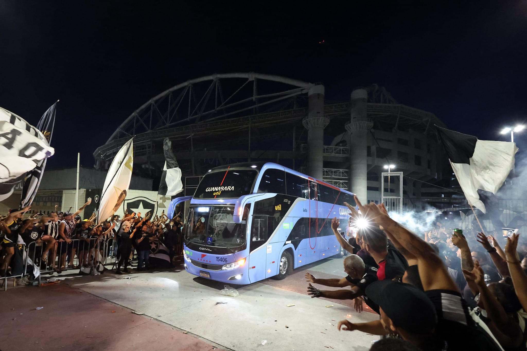 Mais de 100 &ocirc;nibus e viagem por 100 reais: torcida do Botafogo prepara invas&atilde;o a Buenos Aires
