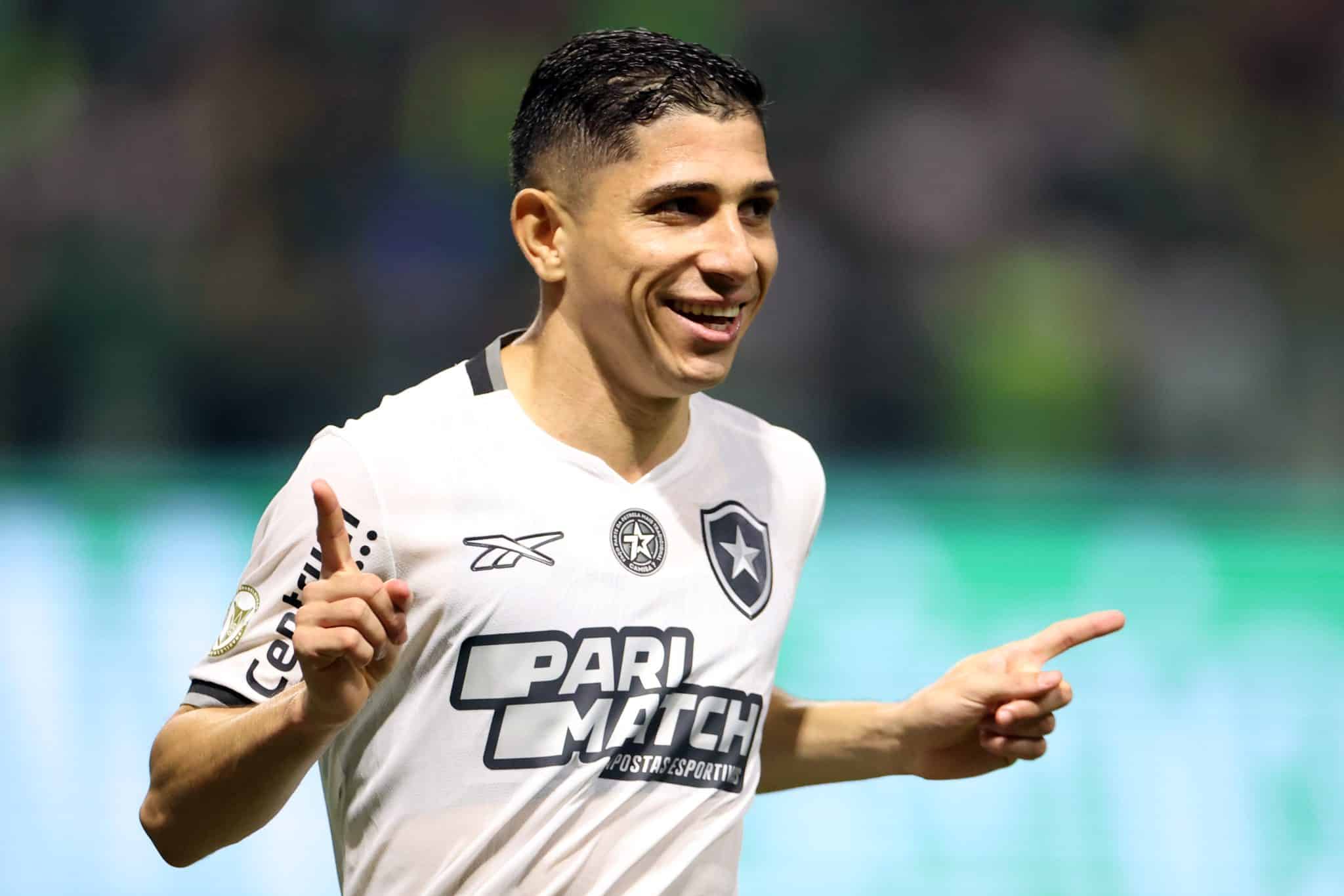 Foto: (Vitor Silva/Botafogo) - Savarino marcou um dos gols da vit&oacute;ria do Botafogo sobre o Palmeiras