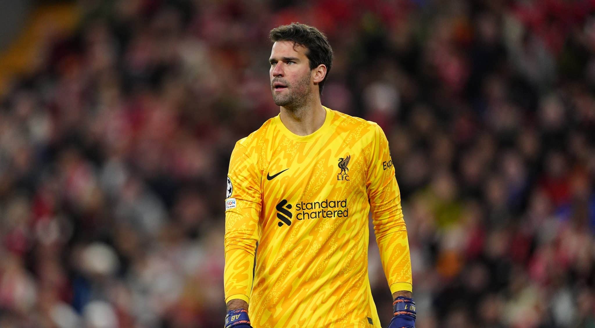 Fora contra o City, Alisson j&aacute; tem previs&atilde;o de retorno ao gol do Liverpool