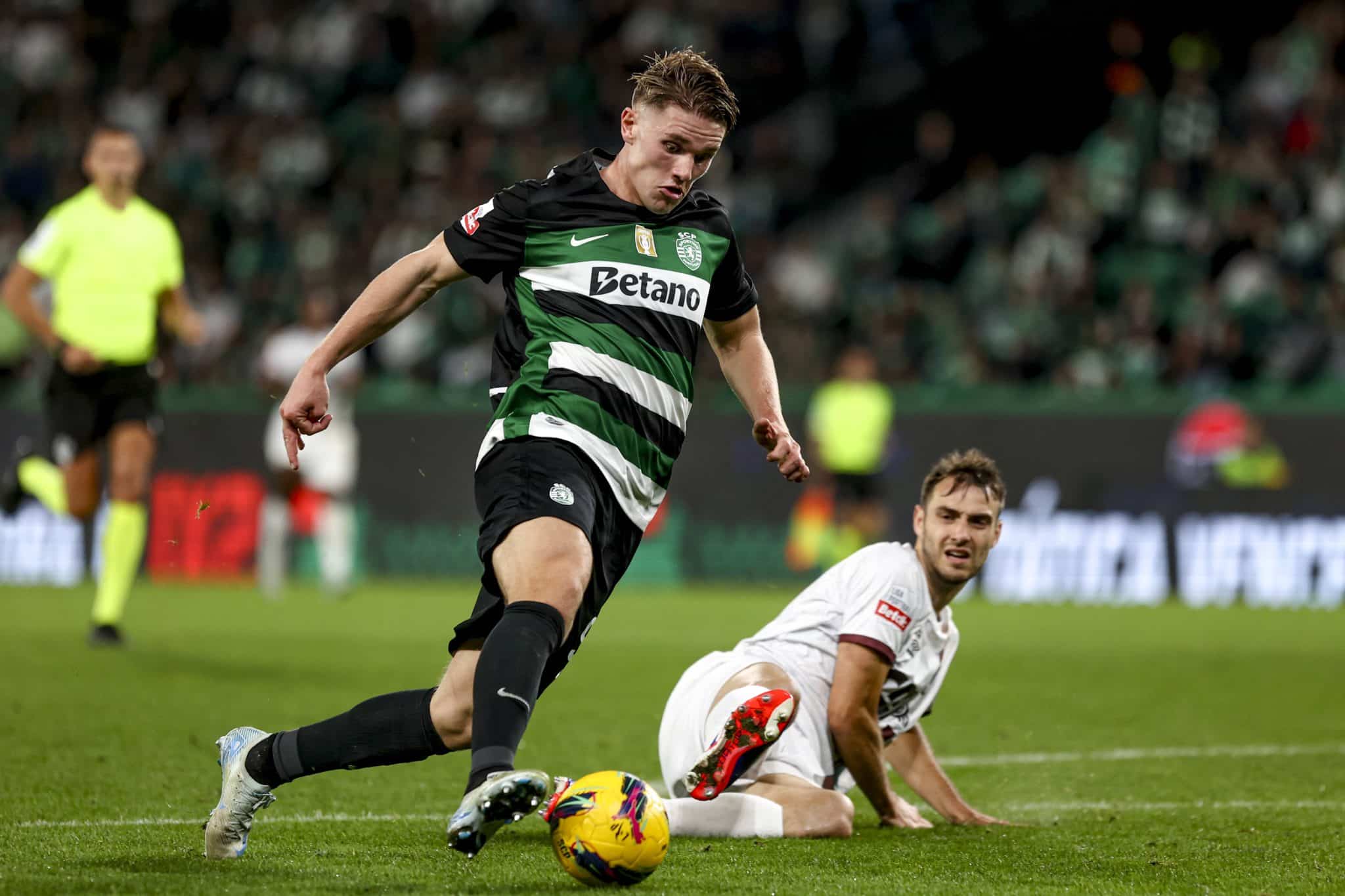 Viktor Gyokeres &eacute; alvo do Barcelona, que estuda trocar Vitor Roque para abater valor de multa rescis&oacute;ria do sueco