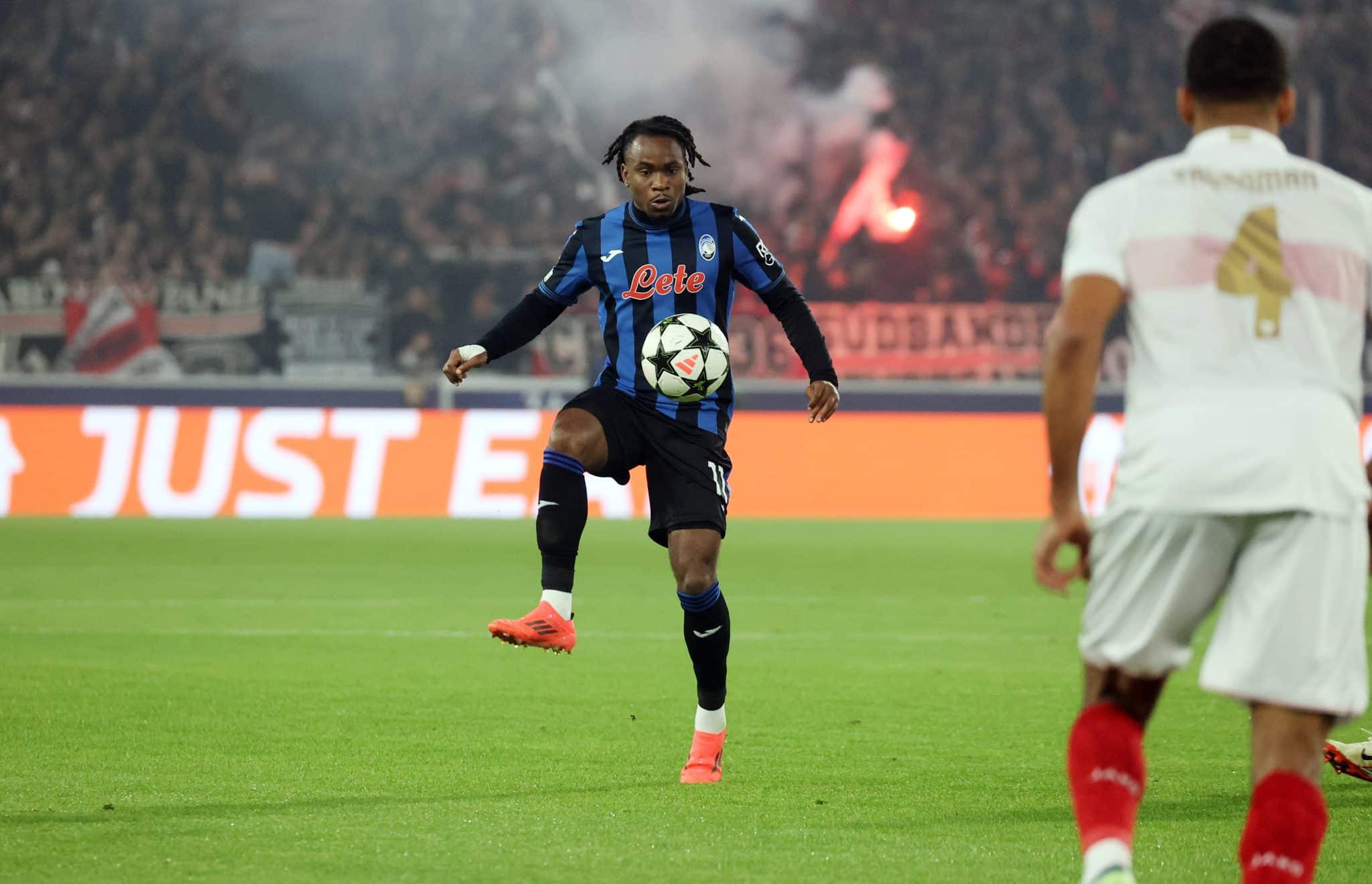 Campe&atilde;o da Liga Europa com a Atalanta, Lookman foi eleito por um dos jurados da Bola de Ouro como melhor do Mundo