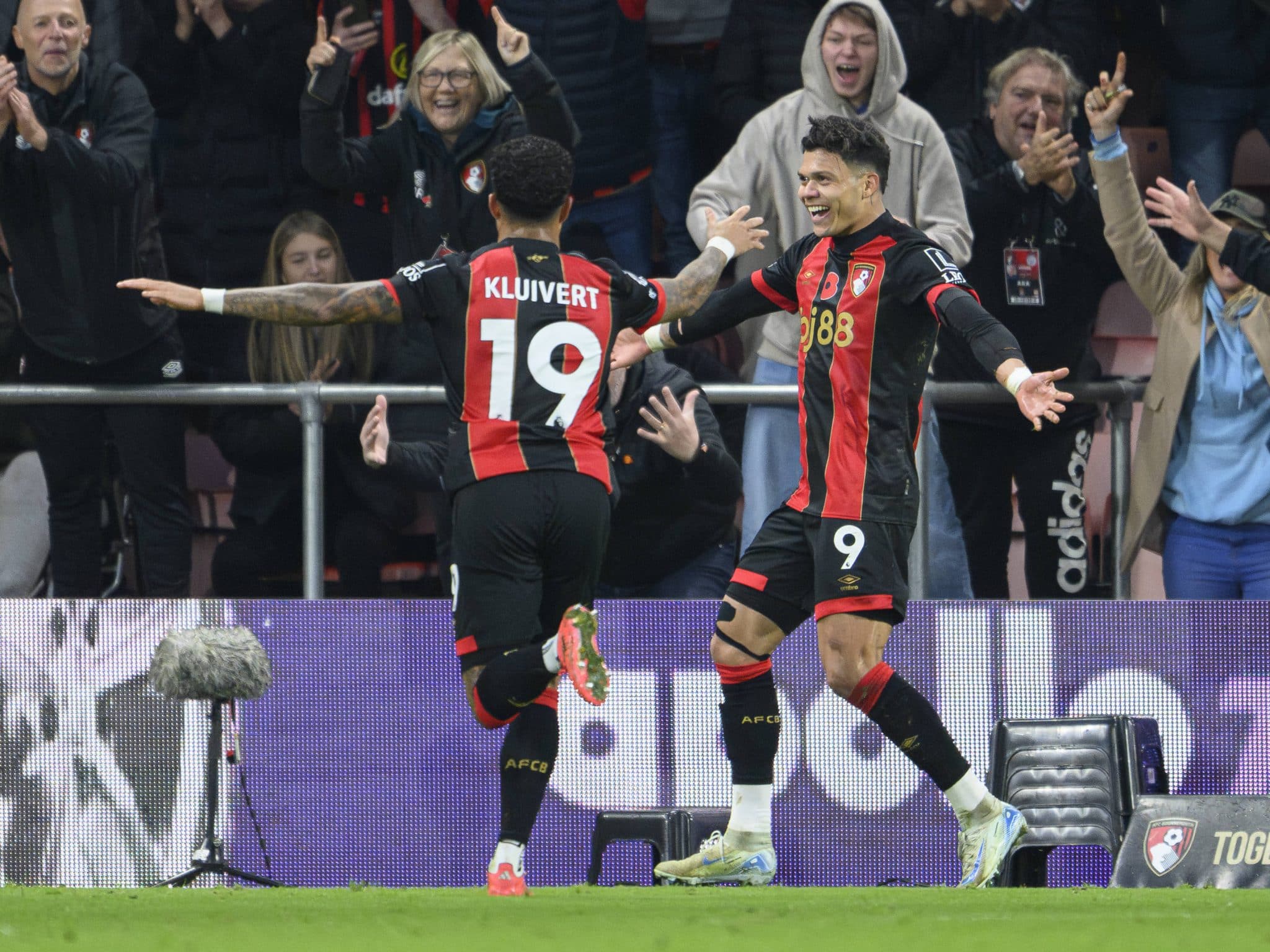 Evanilson comemora segundo gol do Bournemouth diante do Manchester City