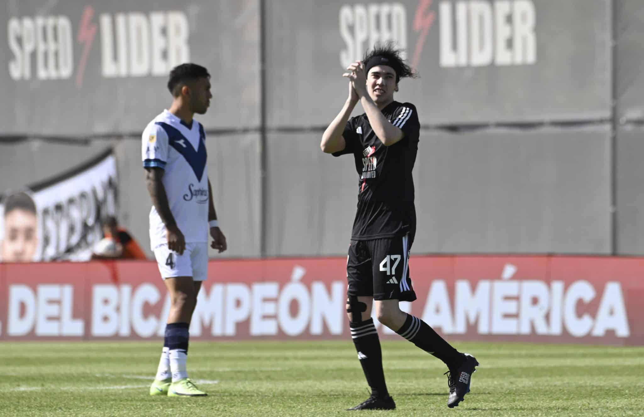 Influencer Spreen ficou apenas um minuto em campo no empate entre Deportivo Riestra e V&eacute;lez Sarsfield