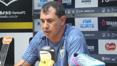 Carille segue com futuro indefinido no Santos e faz comparação com Corinthians