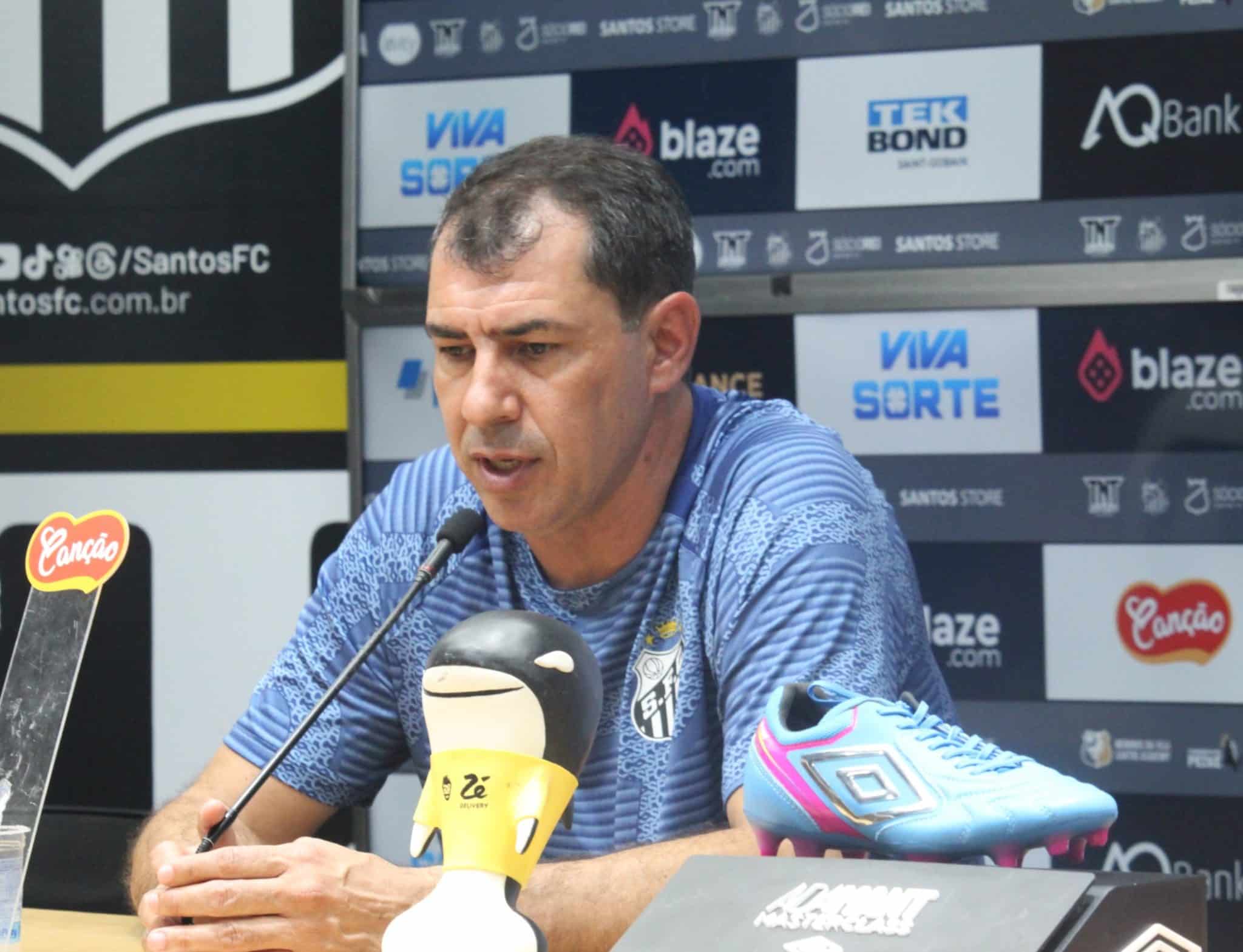 Carille segue com futuro indefinido no Santos e faz compara&ccedil;&atilde;o com Corinthians