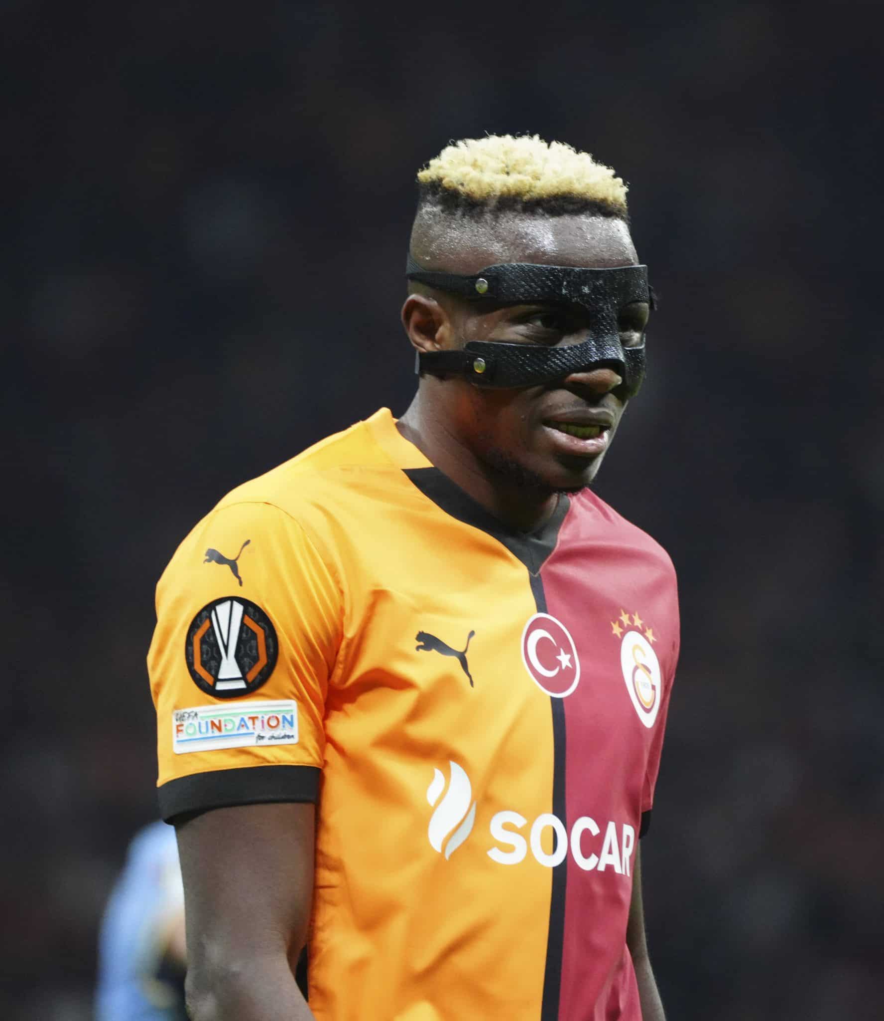 Osimhen &eacute; outro jogador que adotou o uso de m&aacute;scara para conseguir proteger seu rosto