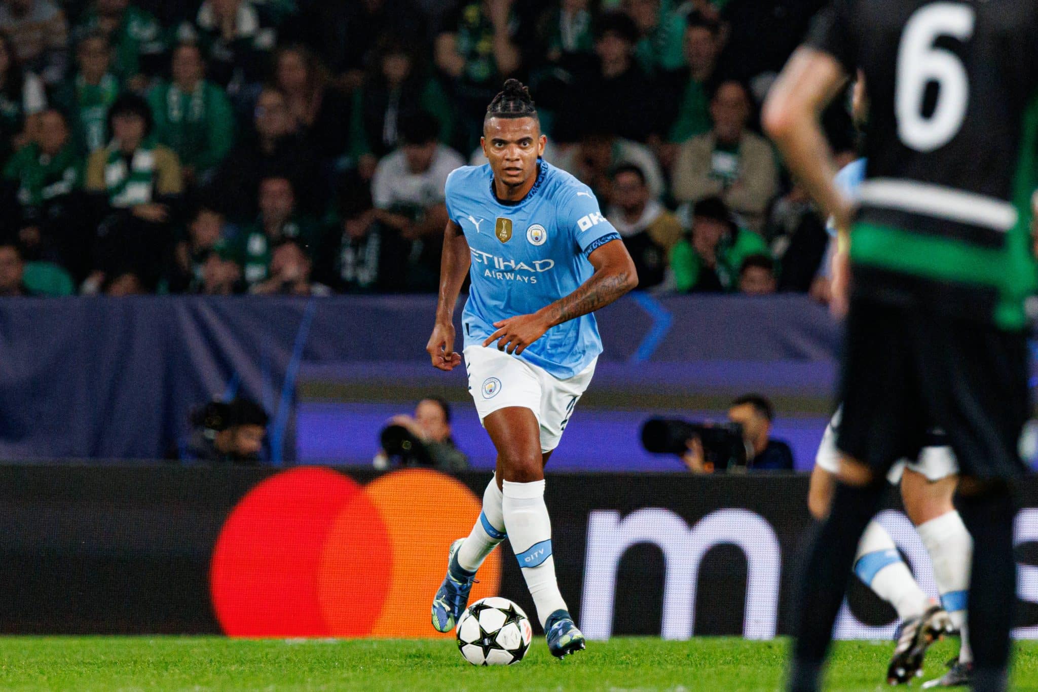 Akanji ficou fora do &uacute;ltimo jogo do Manchester City, e da sele&ccedil;&atilde;o da Su&iacute;&ccedil;a por tamb&eacute;m n&atilde;o estar em plenas condi&ccedil;&otilde;es f&iacute;sicas.