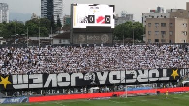 Torcida do Santos quase cumpre promessa da faixa ap&oacute;s vit&oacute;ria sobre o Vila Nova