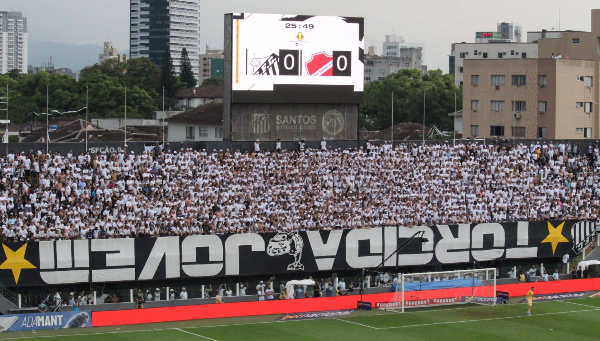 Torcida do Santos quase cumpre promessa da faixa ap&oacute;s vit&oacute;ria sobre o Vila Nova