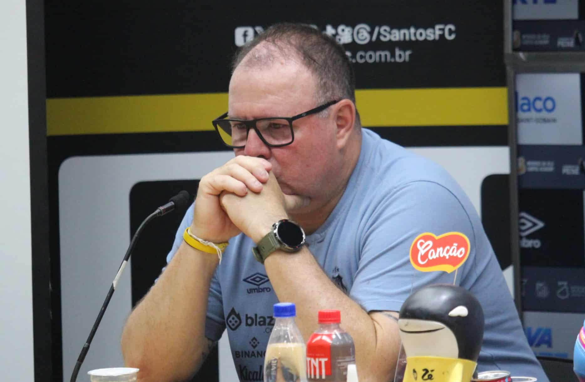 Marcelo Fernandes chorando ap&oacute;s o acesso