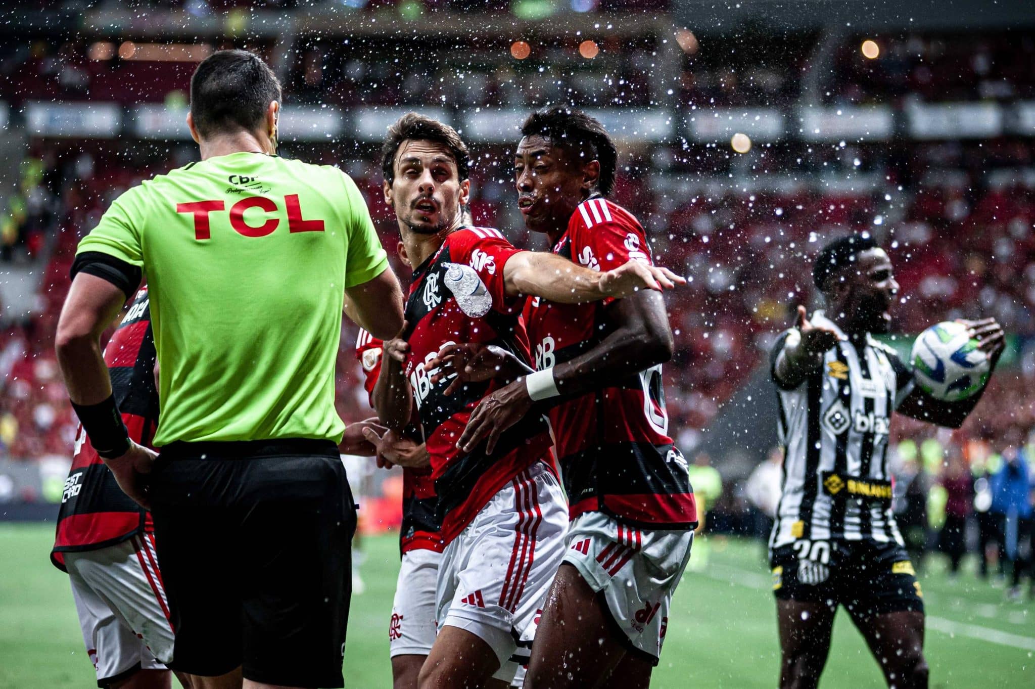 Em 2023, Bruno Henrique foi expulso em duelo do Flamengo contra o Santos ap&oacute;s reclama&ccedil;&atilde;o contra a arbitragem