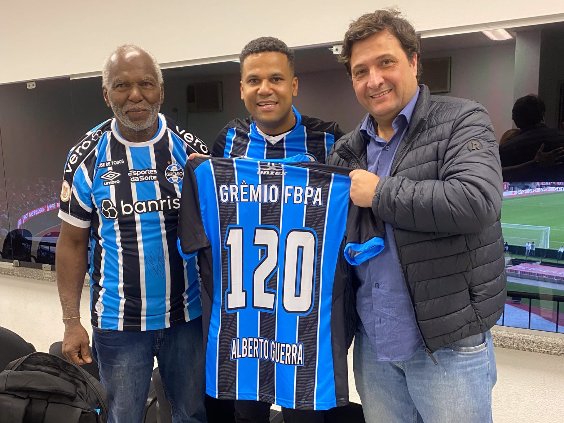 Branca, presidente do Black Power, com Alberto Guerra, presidente do Gr&ecirc;mio (Foto: Eduardo Muniz/Gr&ecirc;mio FBPA)