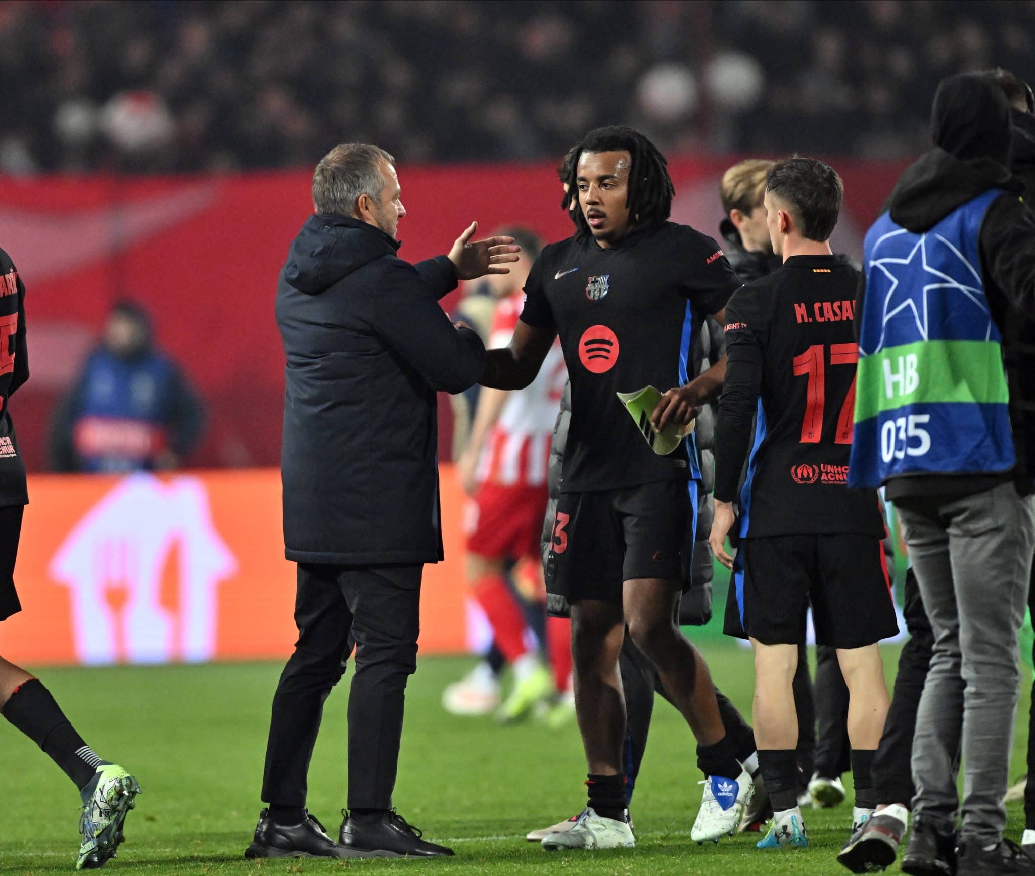 Hansi Flick alia rigidez &agrave; proximidade e transpar&ecirc;ncia com os atletas, e ganha vesti&aacute;rio do Barcelona